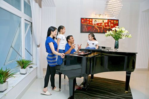 Trong không gian rộng thoáng vì phòng khách và gian bếp, bàn ăn liên thông với nhau. Trong mỗi một góc phòng khách sang trọng hiện đại với kính trắng nhìn ra vách hông nhà được trang trí đá mới lạ. Trong nhà có khu tập đàn dành cho hai công chúa.