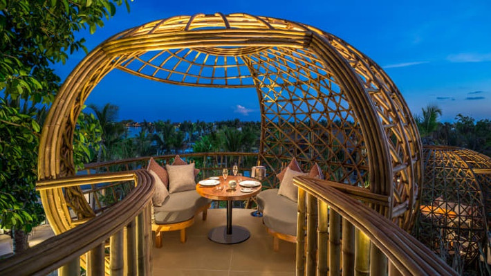 Đảo quốc Maldives mở cửa trở lại cho du khách vào ngày 15/7. Kể từ đó, đã có 57.000 lượt khách du lịch đến đây để tận hưởng kỳ nghỉ. Tại Waldorf Astoria Maldives Ithaafushi, du khách có thể dùng bữa trên một ngọn cây. Nhà hàng có tên gọi Terra được thiết kế như một tổ chim, thực đơn bao gồm những món như nấm cục trắng Alba và thịt bò Wagyu. Ảnh: Waldorf Astoria Maldives Ithaafushi.