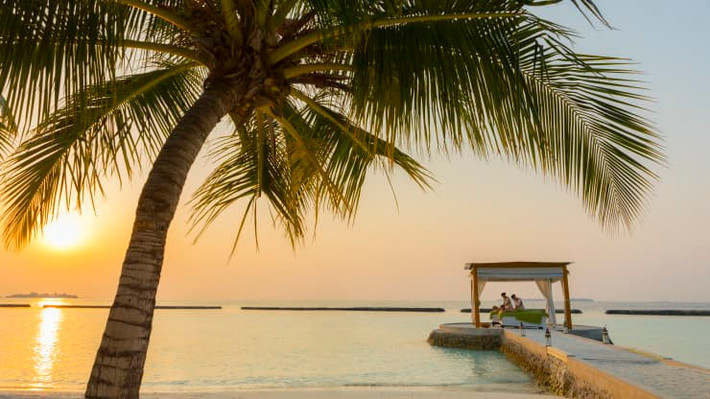 Kurumba là đảo nghỉ dưỡng tư nhân ở Maldives. Khai trương vào năm 1972, hòn đảo cách sân bay quốc tế Velana 10 phút đi tàu cao tốc. Với dịch vụ Just You and Me Time, khu nghỉ dưỡng sẽ mang đến cho hành khách một ngày giãn cách xã hội, bao gồm bữa sáng riêng, bữa trữa giao tận nơi, spa và lặn, bữa tối và đêm xem phim riêng. Ảnh: Kurumba.