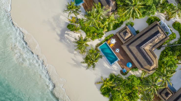 Những hành khách muốn làm việc từ xa có thể đặt gói Work from Paradise trong một tháng tại Pullman Maldives Maamutaa. Chương trình bao gồm tập thể hình kèm huấn luyện viên cá nhân, một lần lặn hoặc spa mỗi tuần và một đêm trong biệt thự dưới nước. Ảnh: Pullman Maldives Maamutaa.