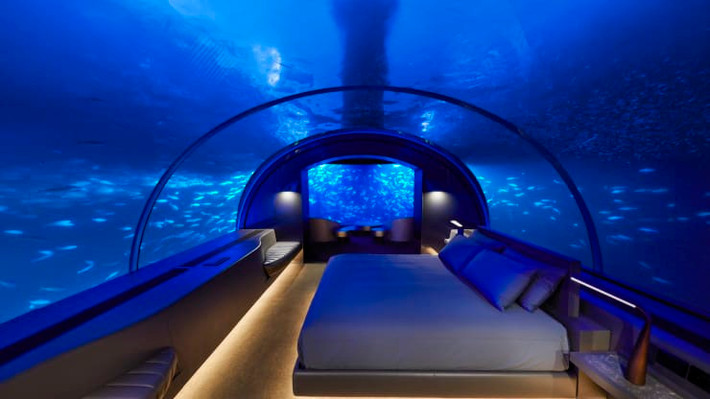 Biệt thự Muraka tại đảo Conrad Maldives Rangali có phòng ngủ chính chìm dưới nước, sâu 4,8 m. Du khách ở đây sẽ có nhân viên phục vụ, đầu bếp riêng và dịch vụ đưa đón bằng thủy phi cơ. Giá phòng từ 46.500 USD/đêm cho các kỳ nghỉ trong tháng 11 và tháng 12. Ảnh: Conrad Maldives Rangali Island.