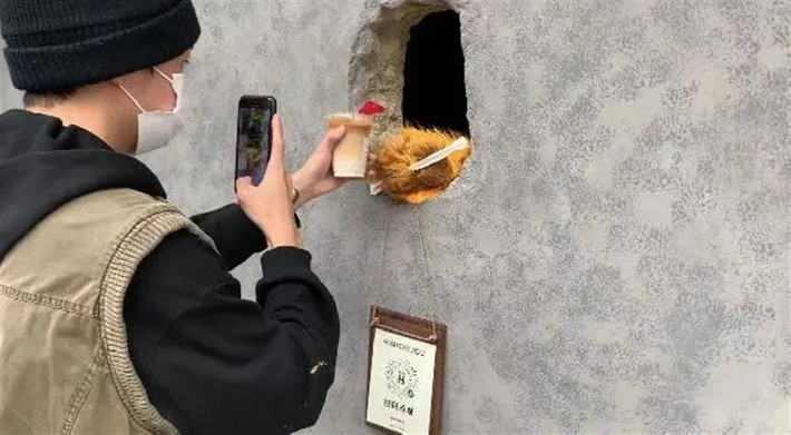 Khách hàng chủ quán giao tiếp bằng bàn tay lạ.