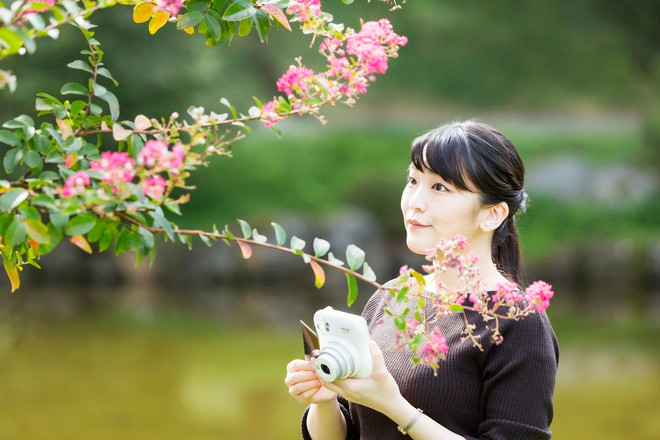 Ngày 24/10, Công chúa Nhật Bản Mako, cháu gái của Hoàng đế Naruhito và là con gái lớn của Thái tử Fumihito, bước sang tuổi 29. Vị công chúa đánh dấu tuổi mới vào thời điểm sự chú ý của công chúng đang tập trung vào cuộc hôn nhân bị trì hoãn của cô với bạn trai thời đại học Kei Komuro. Ảnh: Kyodo.