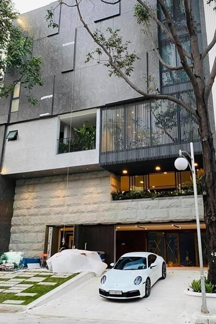 Căn biệt thự mới của Cường Đô La và Đàm Thu Trang mới đây được tiết lộ qua những hình ảnh cả hai đăng trên trang cá nhân. Được biết, đây là ngôi nhà tọa lạc tại quận 7, TP.HCM và được hoàn thành cách đây không lâu.