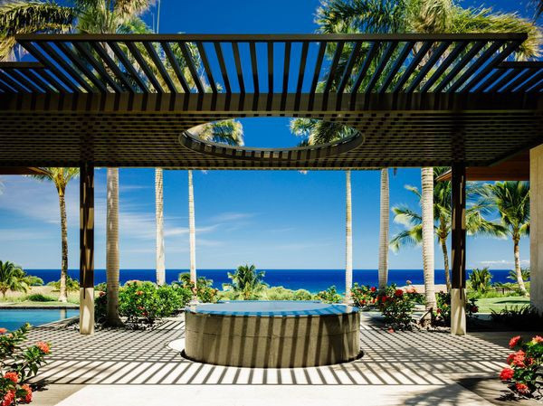Khi còn nhỏ, bà Claudia Huntington thường đi du lịch với bố mẹ đến Hawaii. Nhưng gia đình luôn ở trong khách sạn. Đến khi đã lập gia đình và có con, trở thành giám đốc danh mục đầu tư tại Capital Group, bà quyết định thuê một ngôi nhà. Sau đó, bà Huntington nhủ thầm: "Tại sao không cố gắng xây ngôi nhà trong mơ?". Ảnh: Hawai'i Life.