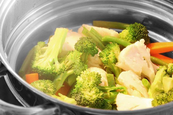 Không chỉ có Tracy, Dịch vụ Y tế Vương quốc Anh cũng khuyên: Cách tốt nhất để giữ lại được càng nhiều các vitamin tan trong nước là hấp hoặc nướng. Hoặc có thể sử dụng nước luộc rau để nấu súp, món hầm chứ đừng đổ đi”