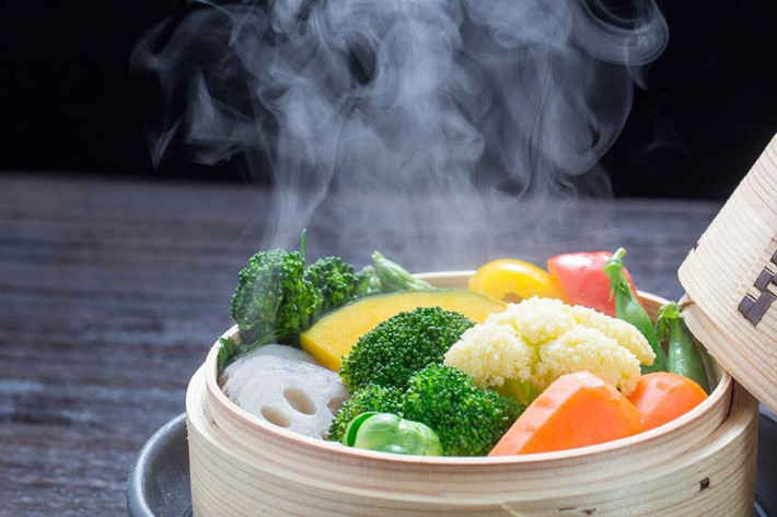 Nghiên cứu trước đây cũng đã chỉ ra rằng: Hấp là phương pháp tuyệt vời nhất dành cho các loại rau quả. Nó có thể giữ gần như trọn vẹn lợi ích từ các chất chống oxy hóa, phòng ngừa ung thư, bệnh tim mạch, tiểu đường, loãng xương và thoái hóa thần kinh…