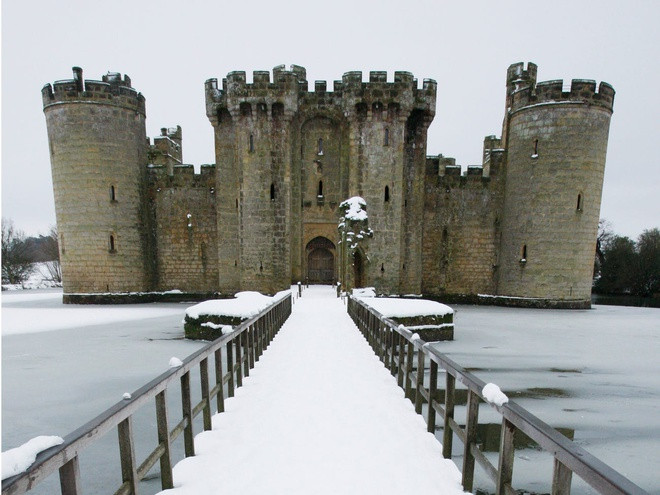 Lâu đài Bodiam (Sussex, Anh): Lâu đài Bodiam được hiệp sĩ Edward III xây dựng vào năm 1385 để làm nơi ở cho gia đình. Sau nhiều thế hệ gia đình này, lâu đài đổi chủ vài lần cho tới khi bị bỏ hoang vào thế kỷ 17. Phải tới năm 1925, công tác phục hồi và cải tạo lâu đài mới được triển khai. Hiện tại, lâu đài Bodiam là một điểm du lịch hút khách. Ảnh: Reuters.