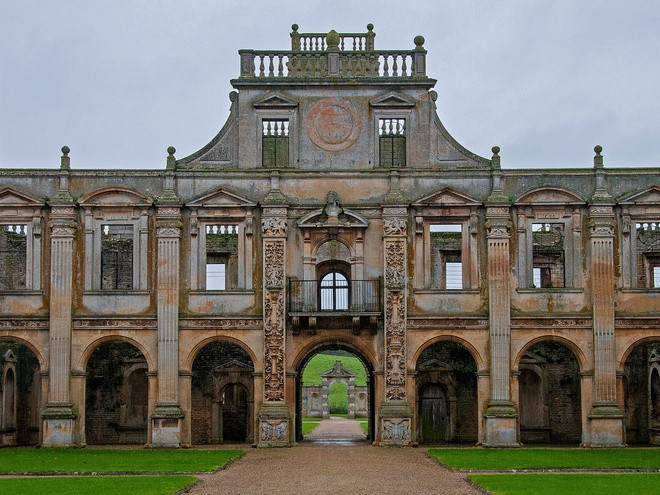 Trang viên Kirby Hall (Northamptonshire, Anh): Kirby Hall được xây dựng vào năm 1570 cho gia đình Đại Pháp quan thời Nữ hoàng Elizabeth I. Trang viên này bị bỏ hoang từ năm 1810. Dù rơi vào tình trạng xuống cấp, trang viên này là điểm du lịch được quản lý bởi tổ chức từ thiện English Heritage. Nơi này cũng từng được dùng làm phim trường. Ảnh: Flickr.