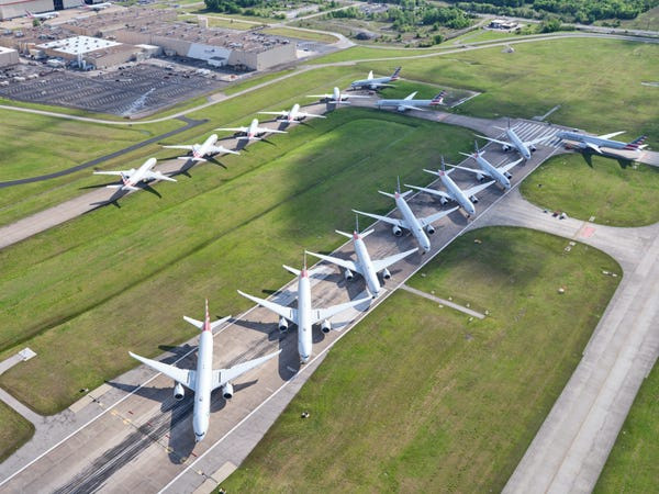 Tại sân bay quốc tế Tulsa, các kỹ sư hàng không đang nỗ lực chăm sóc và bảo trì máy bay để đảm bảo chúng sẵn sàng hoạt động trở lại khi nhu cầu phục hồi.