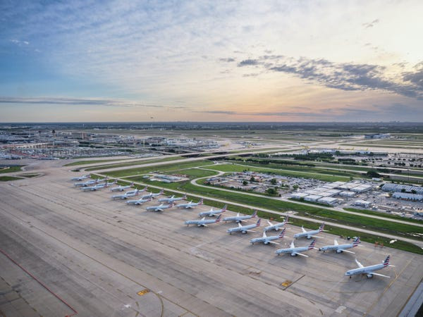 Andy Luten cũng đến sân bay quốc tế Dallas-Fort Worth, nơi hãng hàng không lớn nhất thế giới American Airlines đỗ nhiều máy bay.
