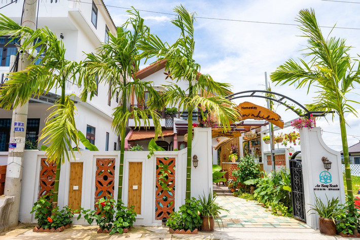 An Nhiên Homestay nằm tại khu đô thị Làng Chài, Hội An vừa được hoàn thành là nơi chủ nhà trở về sau mỗi ngày làm việc, một không gian để các thành viên trong gia đình thư giãn dịp cuối tuần và mong muốn tiếp đón những vị khách lưu trú chung sở thích.