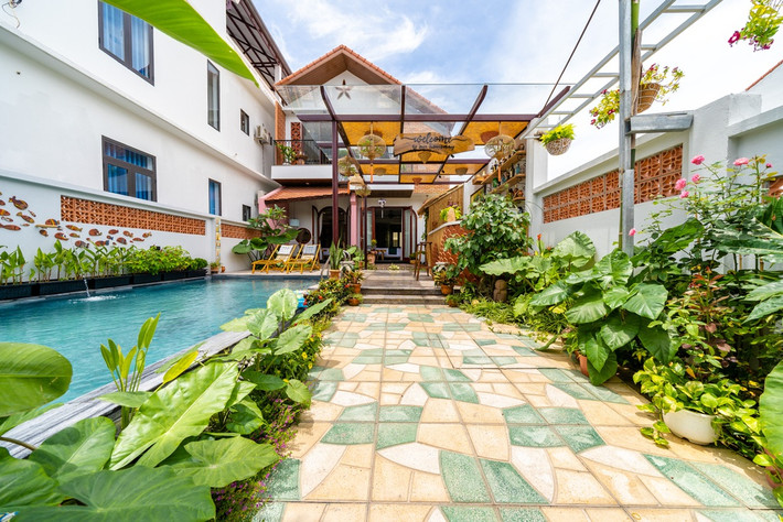 Ngôi nhà có 2 tầng bao gồm 4 phòng ngủ, phòng khách, bếp, phòng ăn được thiết kế thành các không gian mở để việc sinh hoạt của các thành viên trong nhà cùng khách lưu trú không bị ảnh hưởng lẫn nhau.