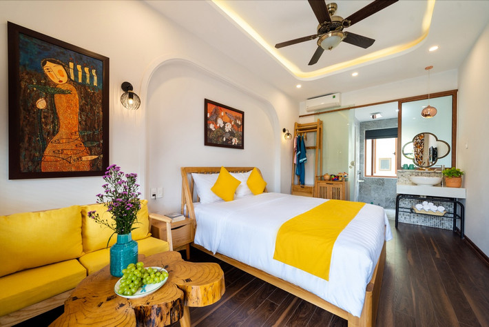 Căn nhà được xây dựng gần biển và sông nên tất cả phòng ngủ đều có cửa sổ thông gió cùng ban công rộng để tận dụng tối đa ánh sáng tự nhiên và lưu thông không khí.