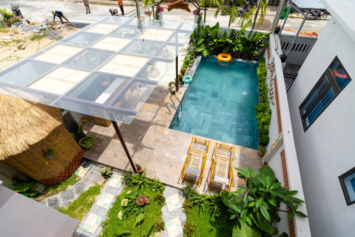 Ngôi nhà được xây dựng trên mảnh đất có diện tích 146,25 m2 với tổng chi phí là 1,7 tỷ đồng. Trong đó diện tích xây dựng chiếm 60 m2, còn lại là không gian sinh hoạt chung ngoài trời với sân vườn, hồ bơi và quầy bar.