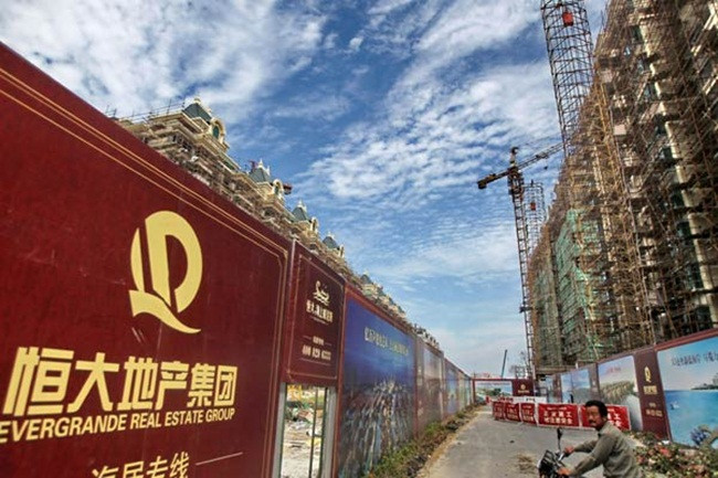 Để tăng tiền mặt, Evergrande gần đây đã giảm giá mạnh hơn so với các công ty cùng ngành, hi vọng người mua nhà tiềm năng sẽ mua nhà qua mạng.