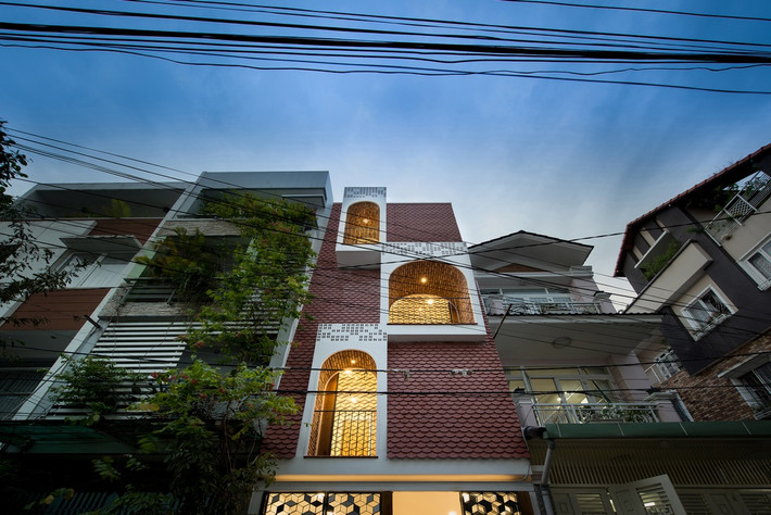 Căn nhà 4 tầng có 3 mặt bị che khuất đã được các KTS tại AD+studio khắc phục bằng cách bố trí 4 sàn lệch nhau xoay quanh lõi thang ở giữa. Đây là trục xương sống cho toàn bộ ngôi nhà, đáp ứng nhu cầu thông gió, chiếu sáng và tạo sự liên hệ giữa các không gian.