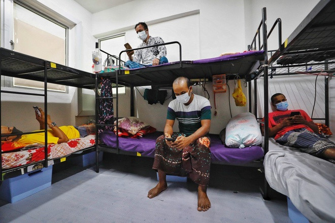 Đồ ăn được đưa đến từng phòng, họ chỉ được phép ra ngoài để dùng nhà vệ sinh. Rahman, một công nhân 25 tuổi, nói anh rất biết ơn chính phủ Singapore vì cung cấp thức ăn và đảm bảo công nhân bị cách ly vẫn được trả tiền. Tuy nhiên, anh bày tỏ sự lo sợ: "Chỉ cần 1 người nhiễm, sẽ rất dễ để dịch bệnh lan ra xung quanh. Tôi chỉ còn biết cầu nguyện". Ảnh: EPA.