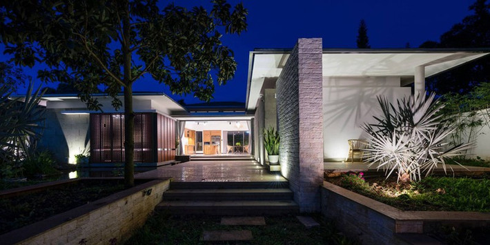 Ngôi biệt thự nằm trên khuôn viên có diện tích 1300m2 ở huyện Cẩm Mỹ, tỉnh Đồng Nai. Do diện tích lớn nên công trình chỉ xây 1 tầng, bao quanh là hệ thống sân vườn, bể cảnh, hồ bơi tạo cảnh quan và môi trường vi khí hậu. Cấu trúc công trình được phân làm 3 khối chính với chức năng rõ ràng: Khối phòng khách, khối phòng bếp ăn và khối phòng ngủ. 3 khối này được tổ hợp so le để tạo thành một khoảng sân rộng phía trước.