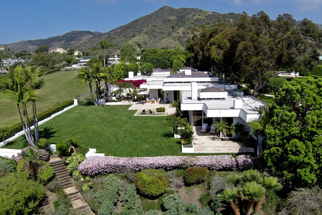 Bất động sản của Simon Cowell rộng gần 6.600 m2, tọa lạc tại thành phố nghỉ dưỡng Malibu, bao quanh bởi cảnh sắc núi đồi, đại dương. Ông mua nó vào tháng 12/2017.