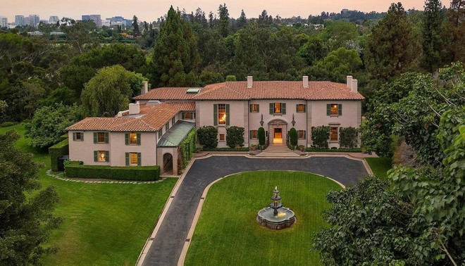 6. Owlwood Estate, Los Angeles, Mỹ (115 triệu USD): Dinh thự mang phong cách Phục Hưng này nằm trên một khu đất rộng nhất ở Đồi Holmby. Ngôi nhà đẳng cấp thế giới này từng là nơi ở của những nhân vật nổi tiếng như Cher, Joseph Schenck - chủ tịch của 20th Century Fox và Joseph Drown - người sáng lập Hotel Bel-Air. Dinh thự được xem là một di sản của Hollywood.