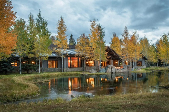  11. House in Jackson, Wyoming, Mỹ (80 triệu USD): Nằm ở phía bắc thị trấn Jackson, House in Jackson nằm bên bờ sông Snake, là một căn nhà kiểu gỗ mang phong cách hoang dã. Căn nhà được thiết kế bởi hãng bất động sản nổi tiếng Jackson Hole RAM Construction và đang gây tiếng vang lớn trên thị trường bất động sản Mỹ.