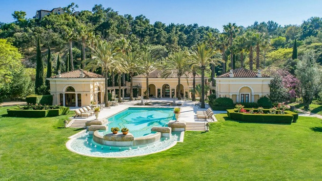 2. Biệt thự phong cách Italy, Los Angeles, Mỹ (165 triệu USD): Khu vực Beverly Park ở Los Angeles là nơi có những dinh thự khổng lồ với giá trung bình 22 triệu USD. Trong đó đắt nhất là dinh thự rộng gần 1.900 m2 theo phong cách Italy này.