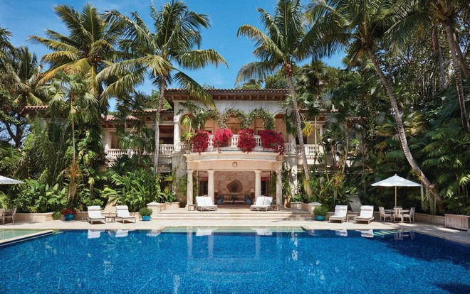 4. Gemini Estate ở Manalapan, Florida, Mỹ (137,5 triệu USD): Nằm trên khu đất rộng hơn 6 hecta, Gemini Estate tọa lạc ở vị trí nổi bật ở Palm Beach, nhìn ra cả biển và hồ. Dinh thự có hơn 30 phòng ngủ cùng nhiều tiện nghi hiện đại gồm bể bơi, sân golf tiêu chuẩn PGA, sân tennis, sân bóng rổ, phòng tập thể hình và spa.