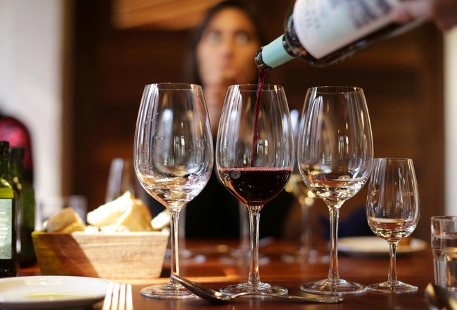 Tạp chí rượu vang Wine Spectator cho biết giá trị trung bình cho mỗi chai rượu được bán trên trang bán lẻ Somm.ai gần đây đã lên mức 225 USD. Ảnh: Reuters.