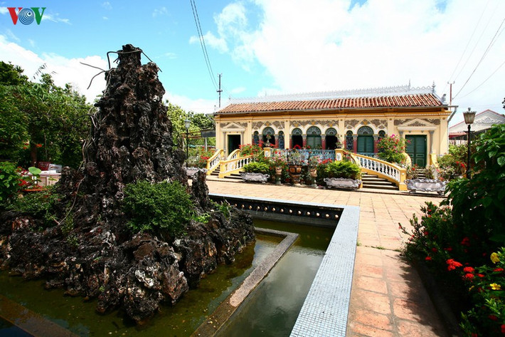 Gia tộc họ Dương tới sinh cơ lập nghiệp ở Nam Bộ vào cuối thế kỷ XVIII, đến nay đã trải qua 6 đời. Ông Dương Văn Vị (thế hệ thứ 3) là người đã chọn vùng đất Bình Thủy xứ Tây Đô xưa để dựng nhà. Ngôi nhà đầu tiên được xây năm 1870 với kiến trúc gỗ, lợp ngói, để thờ tổ tiên. Tới đầu thế kỷ XX, ông cho xây dựng lại ngôi nhà có quy mô lớn hơn. Năm 1904, sau khi ông mất, công trai ông là Dương Chấn Kỷ tiếp tục xây dựng tới năm 1911 mới hoàn thành – chính là ngôi nhà hiện tại. Công trình tọa lạc trên khuôn viên rộng khoảng 6000m2, mở ra đường theo hướng đông. Trước nhà có khoảng sân rộng với bể cảnh và non bộ là yếu tố minh đường và bình phong trong phong thủy.