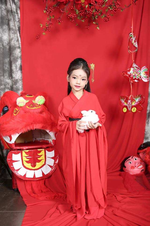 Bé Nguyễn Minh Anh sinh ngày 19/3/2014 hiện đang học lớp số 2 Trường mầm non Hoa Sen - Hà Nội. Minh Anh có năng khiếu mẫu và múa. Hiện nay cô bé đang là người mẫu ảnh cho nhiều thương hiệu thời trang có tiếng. Minh Anh luôn gây ấn tượng trong những concept ảnh cổ trang. Ngoài khả năng tạo dáng trước ống kính, Minh Anh còn catwalk rất đẹp. Cô bé thường xuyên tham gia các hoạt động nghệ thuật của trường và của câu lạc bộ. Minh Anh hiện đang là học viên của CLB Sao Việt Nhí. Ước mơ của Minh Anh sau này sẽ trở thành một diễn viên múa, một người mẫu chuyên nghiệp.