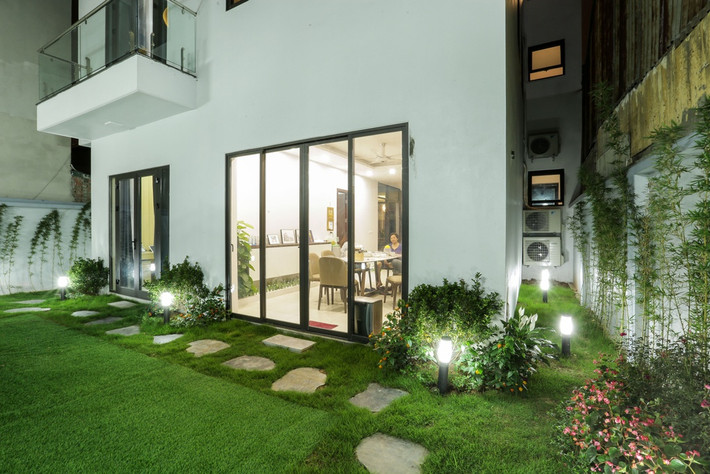 Ngôi nhà có mật độ xây dựng rất hợp lý nhằm tạo ra bố cục hài hoà giữa không gian trong nhà và 2 mảnh sân vườn trước - sau.