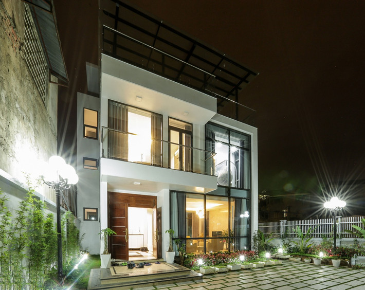 Relaxing Paradise (tên ngôi nhà) được xây dựng trên mảnh đất có diện tích 380 m2 nằm tại quận Hà Đông, Hà Nội.