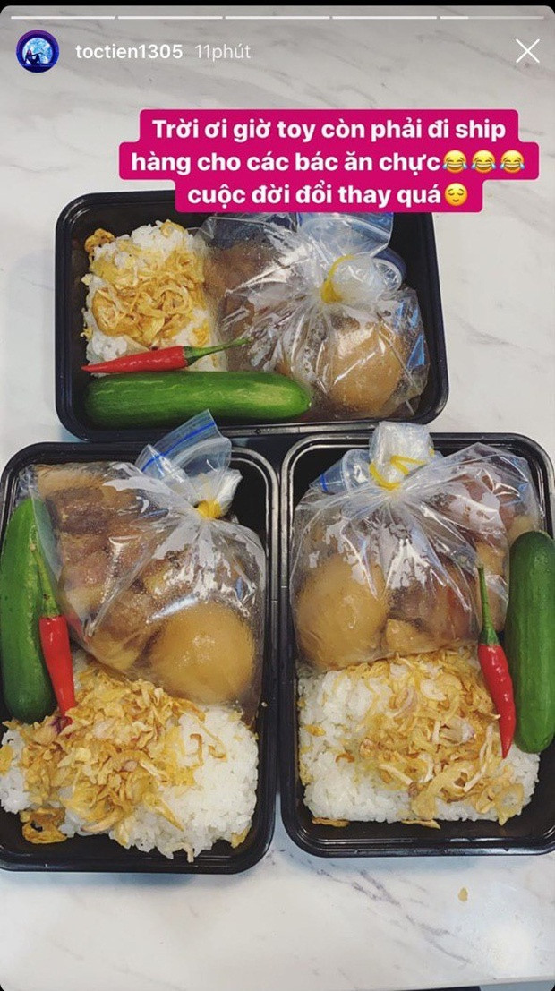 Nhiều khán giả gọi Tóc Tiên là "đầu bếp mới nổi" kể từ khi Chính phủ áp dụng lệnh cách ly toàn xã hội. Khoảng thời gian này, bà xã Hoàng Touliver liên tục trổ tài nấu nướng những món ăn khó. Không những vậy, chủ nhân Ngày tận thế còn đóng hộp gửi tặng bạn bè.