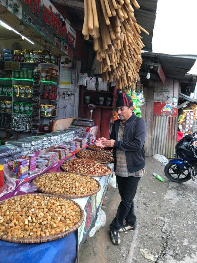 Loại Chhurpi mềm được làm bằng cách đun nóng sữa, tách một phần sữa và bỏ đi phần chất béo rồi đun sôi để hạ thấp hàm lượng nước, tiếp đó cho sữa chua vào khuấy đều. Khối phô mai được bọc trong miếng vải để nước ra hết.