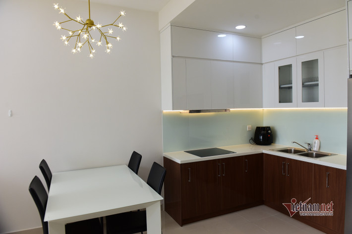 Sao khi bận bịu với những lịch trình của công việc, người đẹp hầu hết dành thời gian để nghỉ ngơi tại căn hộ của mình. Cô đã chuyển về đây sống được hơn một năm. Trong ảnh, bàn ăn nhỏ xinh ngăn cách khu bếp và phòng khách.