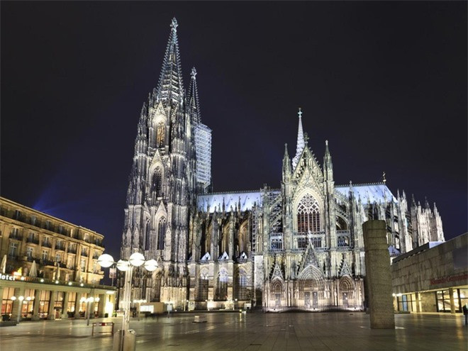 Thánh đường Cologne, Đức: Thánh đường Công giáo La Mã này là một ví dụ điển hình cho kiến trúc Gothic, và là điểm tham quan đông khách nhất nước Đức. Ảnh:Mapsofworld.