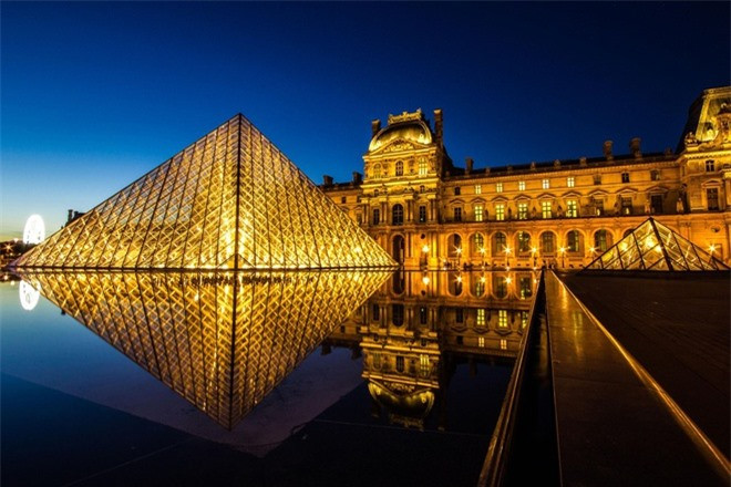 Bảo tàng Louvre, Pháp: Bảo tàng lớn nhất thế giới này là nơi trưng bày một số tác phẩm nghệ thuật nổi tiếng trong lịch sử. Tuy nhiên, bản thân tòa nhà và kim tự tháp kính ngoài trời cũng là một kỳ quan kiến trúc được du khách yêu thích. Ảnh:Traveldigg.