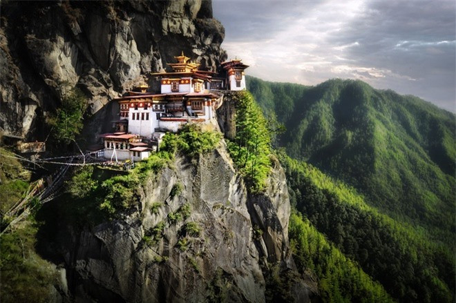 Tu viện Paro Taktsang, Bhutan: Còn được gọi là Tiger’s Nest, công trình Phật giáo này được xây dựng giữa lưng chừng vách đá ở thung lũng Paro. Ảnh:Thousandwonders.