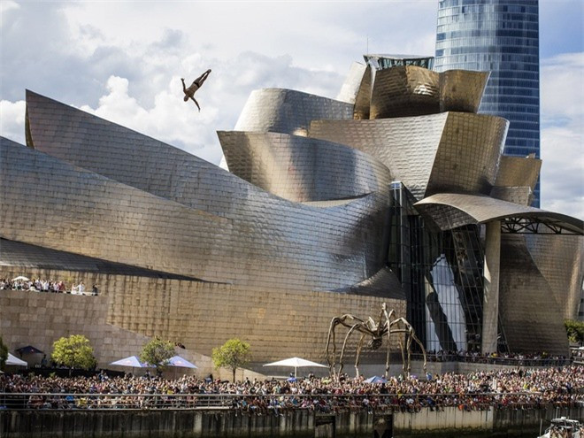 Bảo tàng Guggenheim, Tây Ban Nha: Tòa nhà do Frank Gehry thiết kế nằm ở Bilbao được đánh giá là một trong những công trình kiến trúc tuyệt vời và quan trọng nhất thời hiện đại. Ảnh:Thisisinsider.