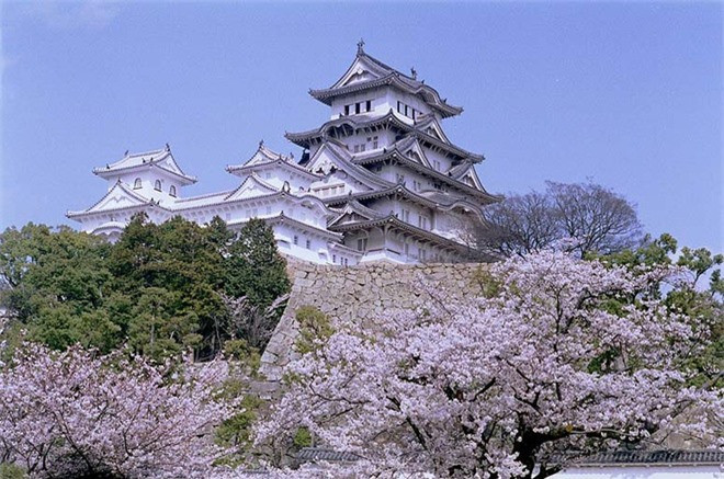 Lâu đài Himeji, Nhật Bản: Nằm trên một ngọn đồi ở vùng Hyogo, lâu đài này được gọi là “Lâu đài diệc bạch” do thiết kế theo hình chim diệc bay và sơn trắng nổi bật. Ảnh:Arounddeglobe.