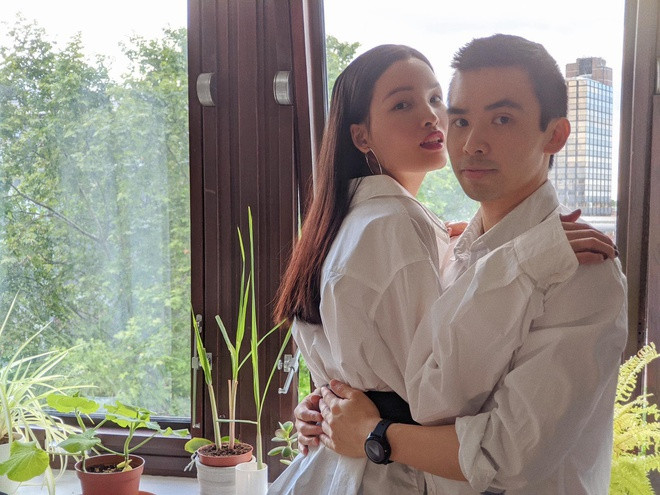Hôm 15/6, người mẫu 9X lần đầu hé lộ chân dung bạn trai và úp mở chuyện lên xe hoa. Chia sẻ với Zing, chân dài kể nửa kia của cô là người gốc Hoa nhưng lớn lên ở Anh. Cả hai quen biết khi Chà Mi sang London làm việc. "Bạn trai tôi không phải người mẫu. Anh làm công việc văn phòng bình thường và thích cuộc sống tối giản. Ở bên cạnh anh ấy, tôi cảm thấy bình yên", cô tâm sự.