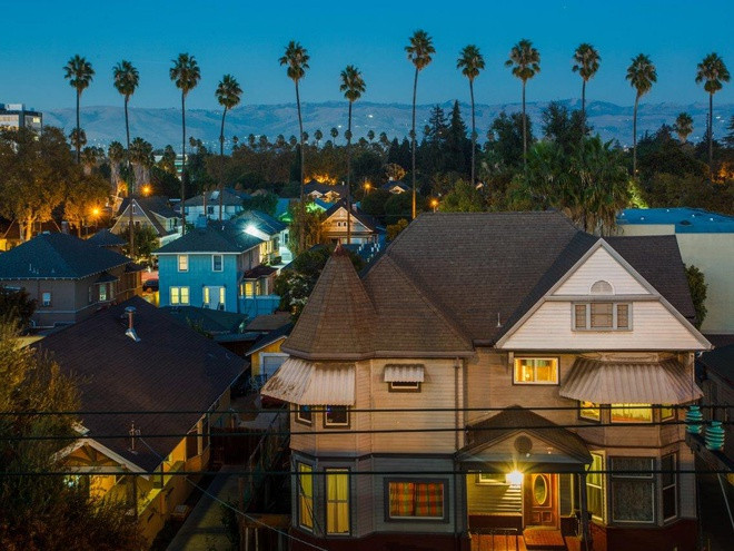Mang phong cách khá giản dị, mẫu căn hộ tại San Jose (California) có giá niêm yết chưa tới 1 triệu USD. Theo Business Insider, giá niêm yết trung bình cho căn hộ kiểu này vào khoảng 969.000 USD. Với diện tích 146,3 m2, bạn sẽ được sống trong không gian yên bình như tại một khu nghỉ dưỡng. Ảnh: Getty Images.