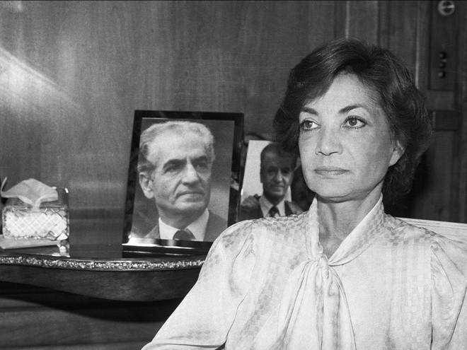 Công chúa Ashraf Pahlavi, em gái song sinh vị vua cuối cùng của Iran, đã mua ngôi nhà này vào năm 1975, không lâu trước khi gia đình bà trốn khỏi Iran trong cuộc Cách mạng Hồi giáo năm 1979. Đây là nơi ở của bà cho tới khi qua đời năm 2016. Theo Công ty Môi giới Bất động sản Compass, bà Pahlavi rao bán căn nhà với giá 49,9 triệu USD vào tháng 2/2014. Tới tháng 6/2016, giá được giảm xuống còn 34 triệu USD.