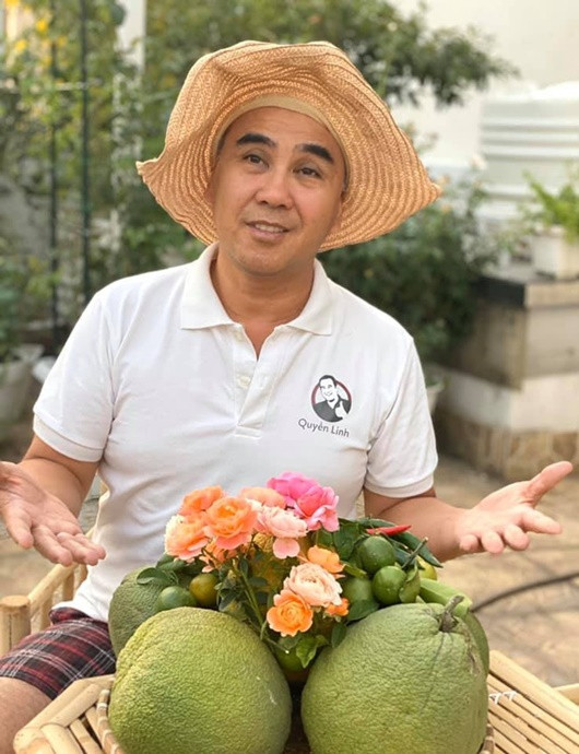 Bà xã Quyền Linh chia sẻ: “Thật may mắn khi có mảnh vườn nhỏ để chăm và mỗi ngày được hoa trái mỉm cười chào đón. Mùa này cứ muốn quanh quẩn ở đây chẳng vội đi đâu. Cầu mong bình an, may mắn đến với tất cả mọi người”.