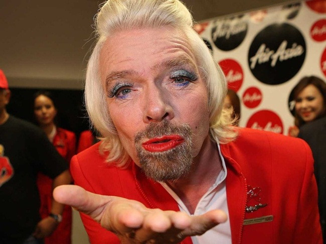 Tỷ phú Richard Branson cũng nổi tiếng với những màn "chơi ngông". Ví dụ như trong một lần thua cược với người bạn là ông Tony Fernandes- CEO của Air Asia, Richard Branson đã hóa thân thành một tiếp viên hàng không, trang điểm và mặc trang phục của nữ tiếp viên.