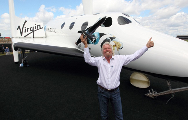 Năm 2009, Richard Branson mua tàu 2 thân với giá 6 triệu USD. Ông cho thuê tàu này với giá 60.000 USD/tuần. Hiện, ông đã bán tàu này với giá 3 triệu USD.