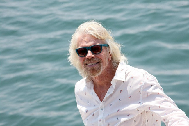 Tỷ phú Richard Branson sở hữu tài sản 4,4 tỷ USD. Tài sản của ông đến từ các công ty mang thương hiệu Virgin trong tập đoàn của tỷ phú này.