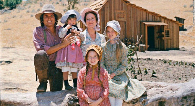 Ngôi nhà nhỏ trên thảo nguyên là bộ phim truyền hình Mỹ gây dấu ấn trong lòng khán giả Việt Nam những năm 1995-1996. Thời gian dài, phim là món ăn tinh thần không thể thiếu với giới trẻ 8X. Phim được phát sóng lần đầu năm 1974, đến nay đã 46 năm vẫn là ký ức khó quên với nhiều khán giả. Hiện tại, sau nửa thế kỷ, dàn diễn viên có số phận khác biệt. Trong số đó, có người đã qua đời, người từ bỏ nghiệp diễn xuất.