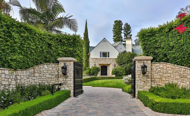 Căn biệt thự mà nữ ca sĩ thuê tọa lạc tại khu phố Beverly Hills hào nhoáng của thành phố Los Angeles. Ngôi nhà được hoàn thiện vào đầu những năm 1940 và từng thuộc sở hữu của hàng loạt ngôi sao giải trí nổi tiếng.